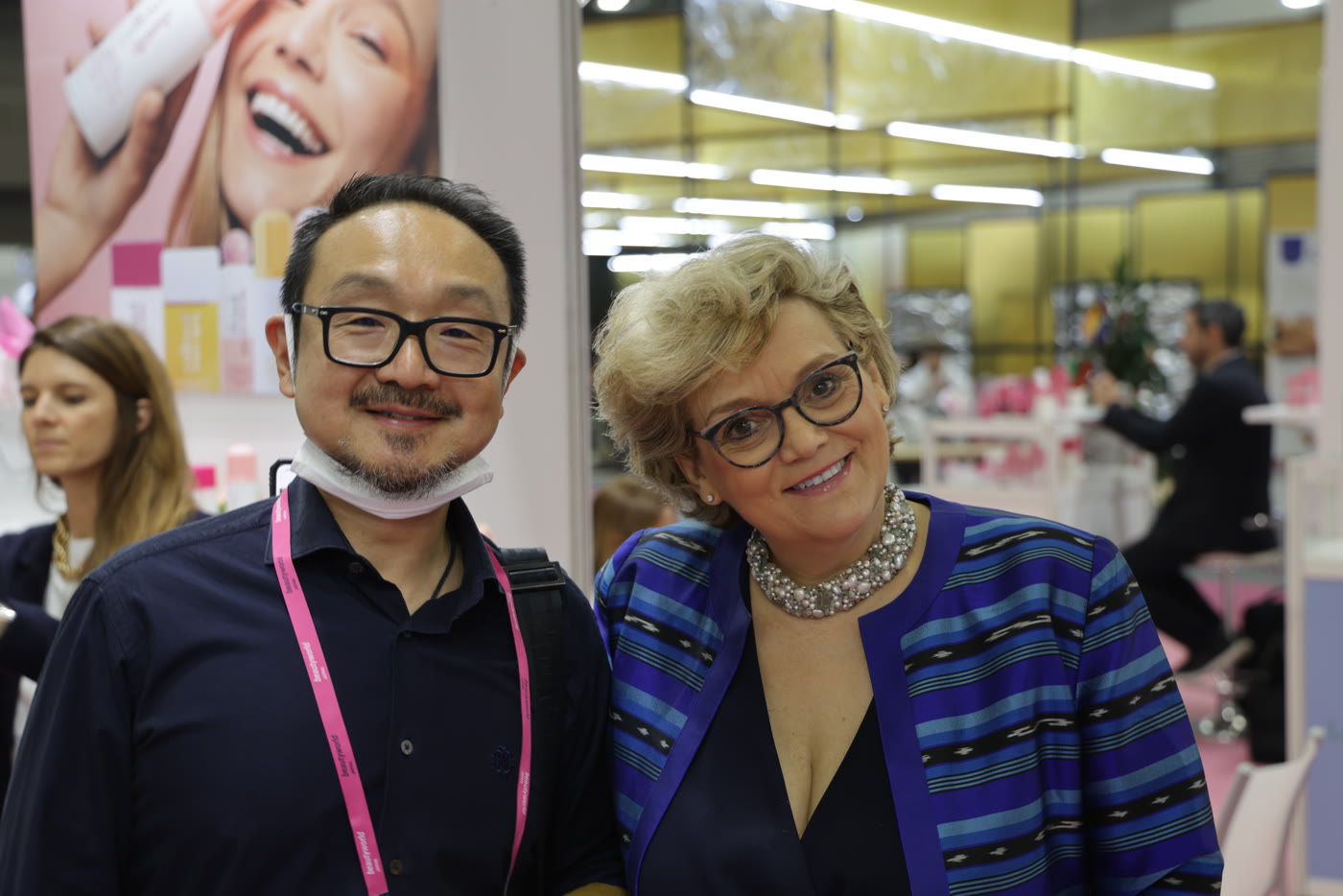 Valérie Kaminov in a meeting with a brand owner at Beautyworld Japan