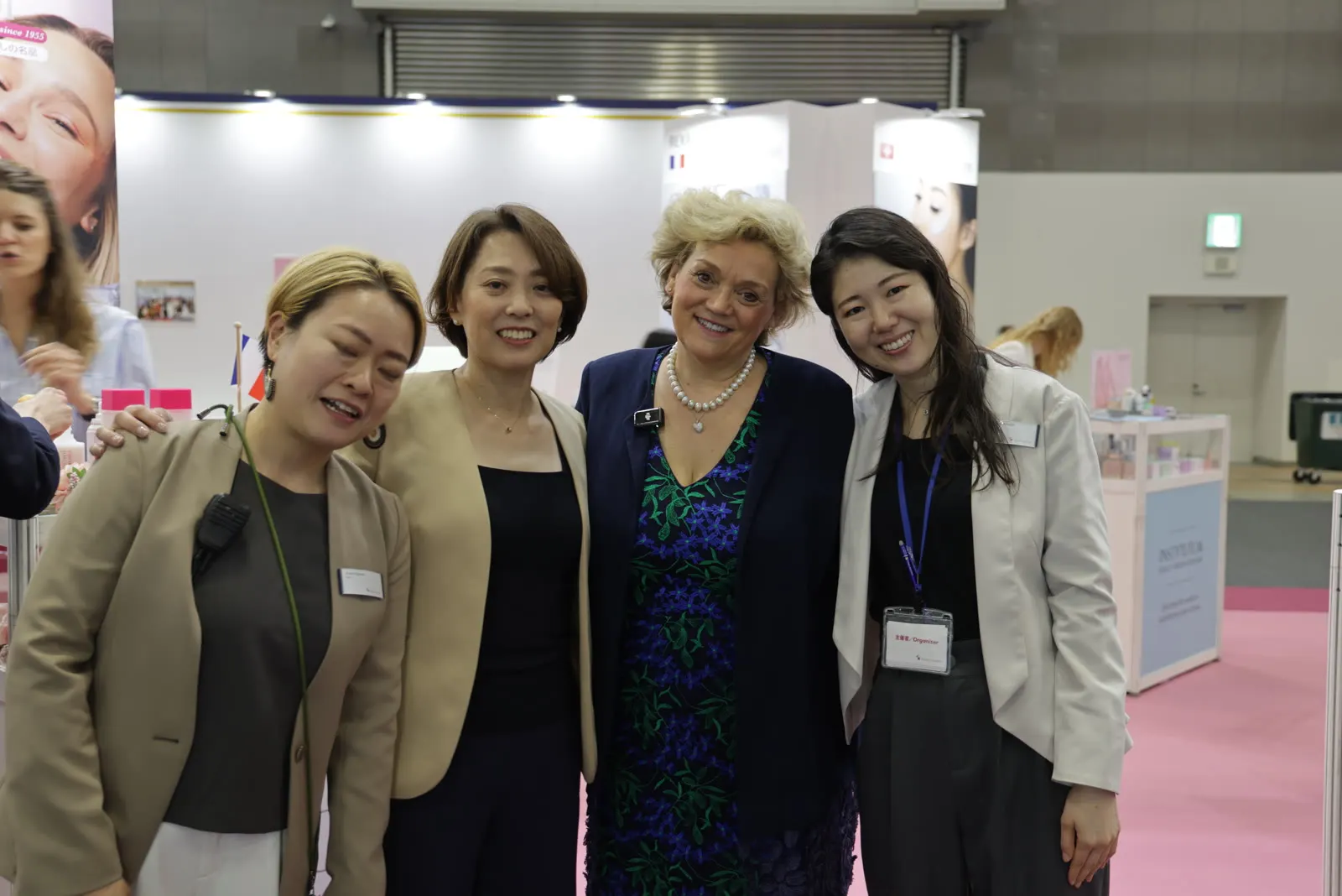 Valérie Kaminov与Beautyworld Japan主办团队合影
