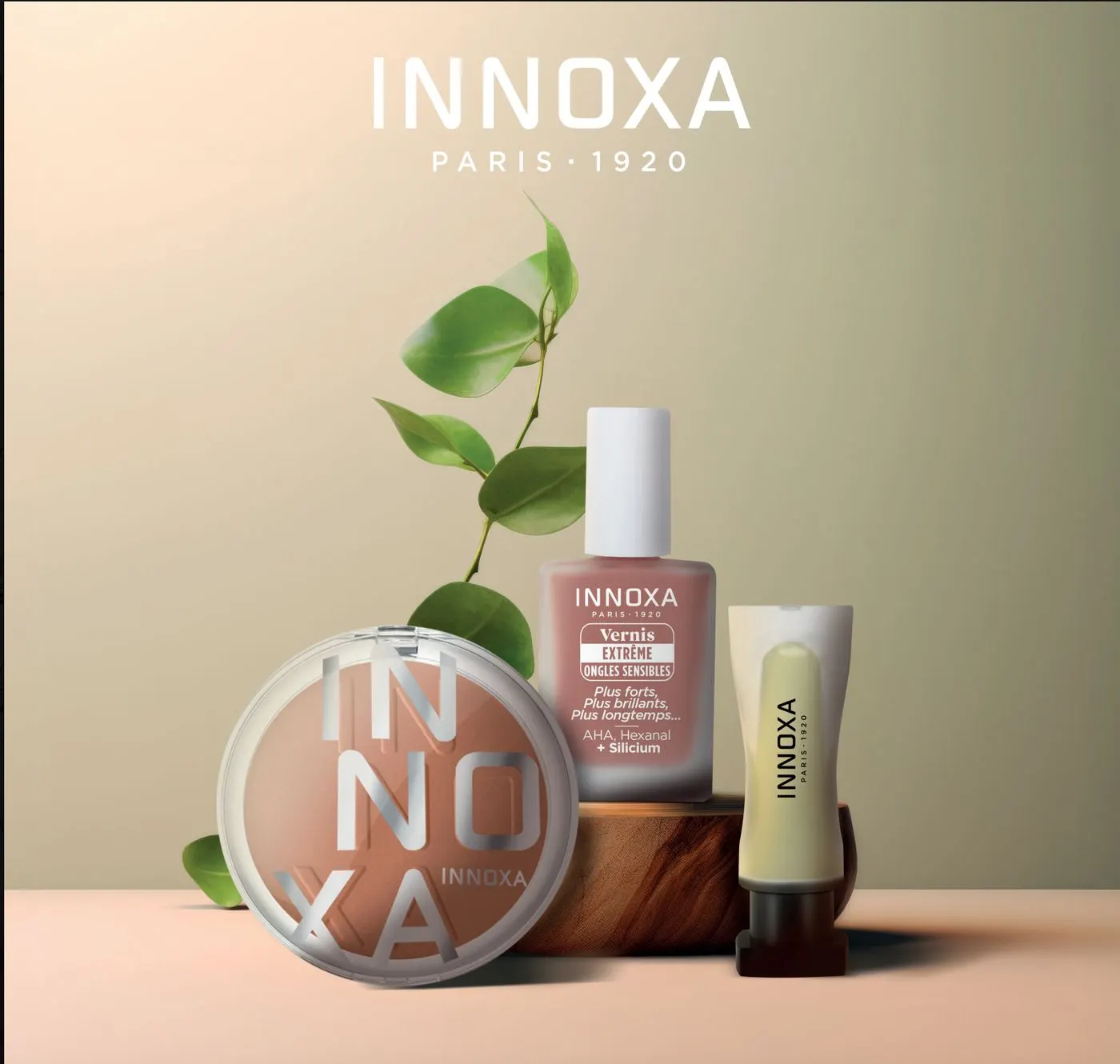 Innoxa 粉饼、甲油与彩妆软管，置于 Innoxa Paris 1920 标识之下